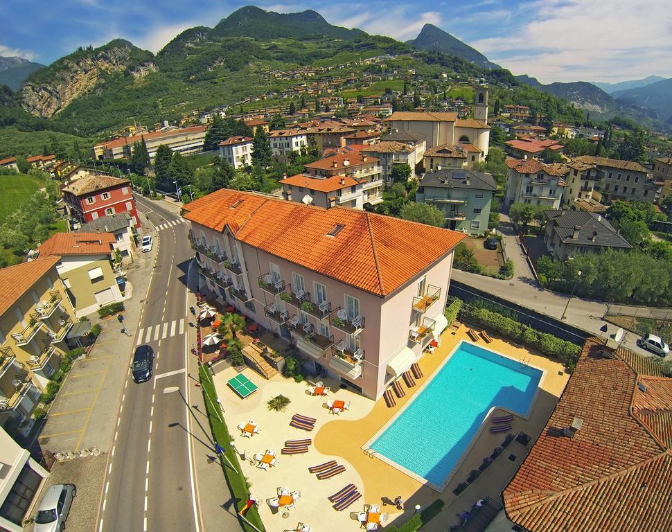 Hotel Alberello Riva del Garda Luaran gambar